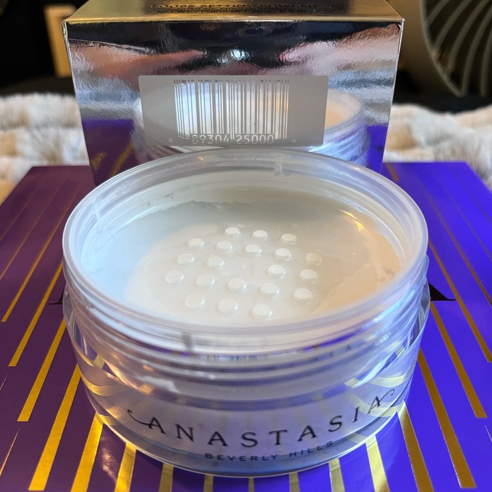 Translucent Loose Setting Powder - Picture 4 of 4